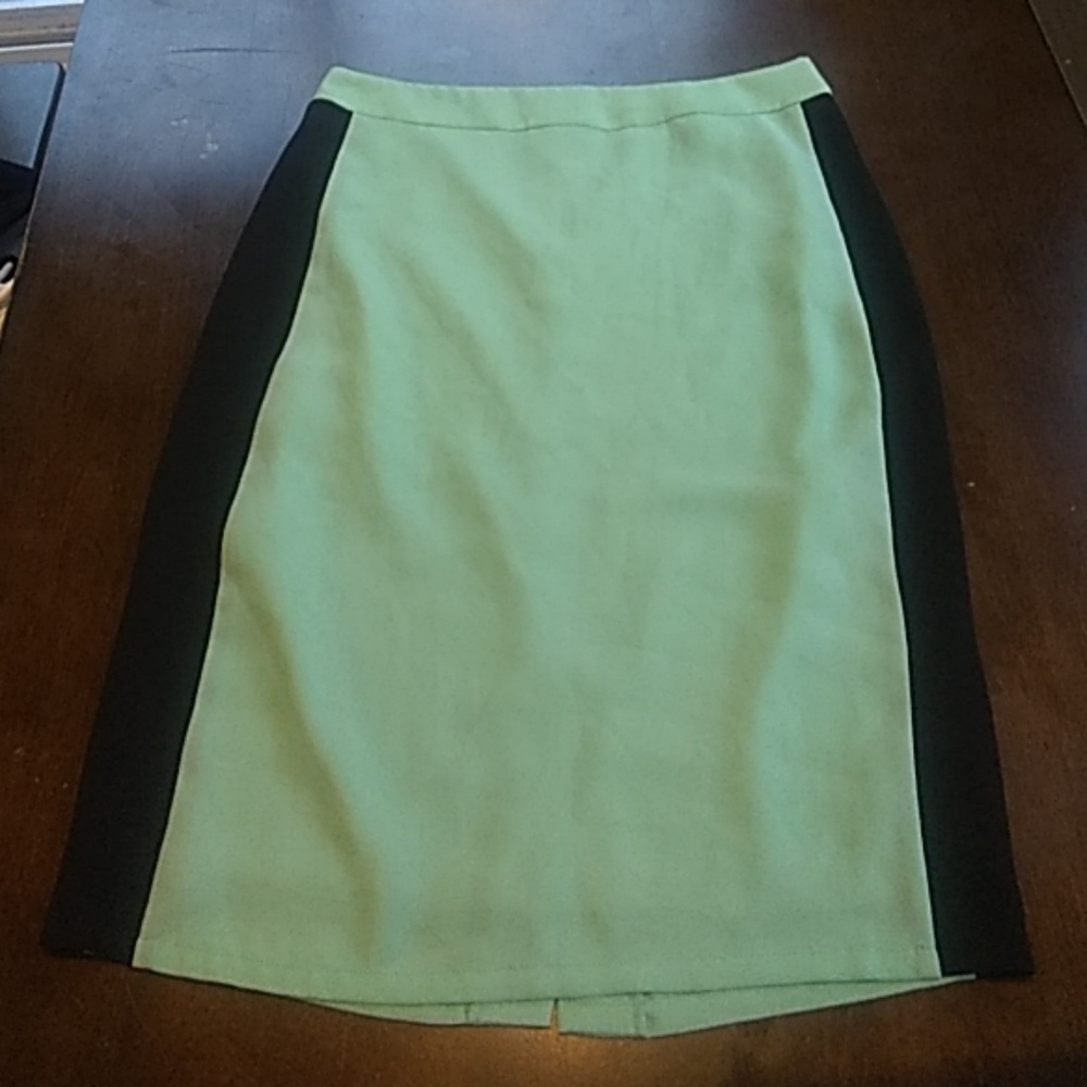 Fully lined skirt with navy side stripe and back p